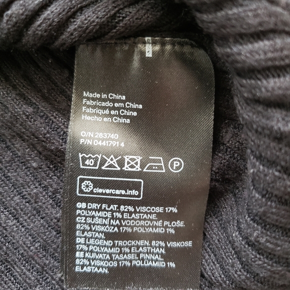 H&M Black Top with White Trimming - Picture 3 of 3